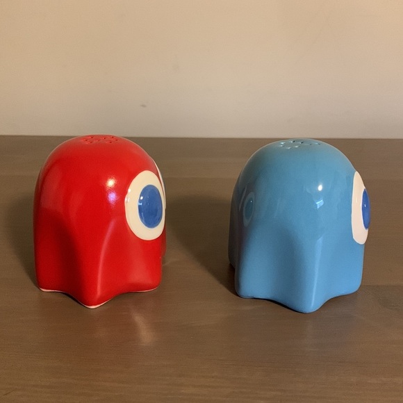 Paladone Pac-Man Salt and Pepper Shakers - Picture 5 of 7